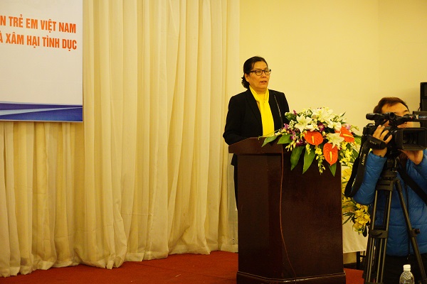 Bà Nguyễn thị Thanh Hòa, Chủ tịch Hội Bảo vệ quyền trẻ em Việt Nam phát biểu khai mạc. 