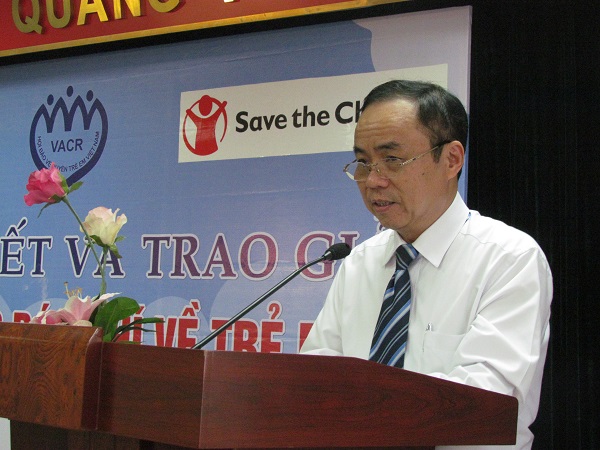 Ông Trần Bá Dung, đọc báo cáo tổng kết và Quyết định của Hội Nhà báo Việt Nam về 36 tác phảm đạt giải.