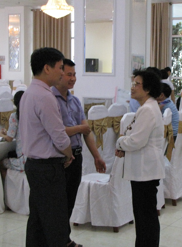 Nguyên Chủ tịch Hội Trần Thị Thanh Thanh trao đỏi với các đại biểu