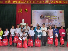 Ông Đỗ Đức Ngọ - Phó Chủ tịch Hội BVQTE Việt Nam, ông Hà Sỹ Đồng - Phó Chủ tịch UBND tỉnh Quảng Trị và các nhà tài trợ trao quà cho trẻ em tại tỉnh Quảng Trị