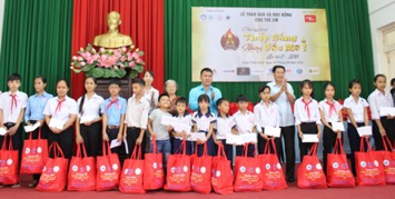 Ông Đỗ Đức Ngọ - Phó Chủ tịch Hội BVQTE Việt Nam và các nhà tài trợ trao quà cho trẻ em tại tỉnh Thừa Thiên - Huế