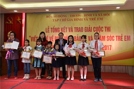 Các em đoạt giải Cuộc thi Viết & vẽ về điển hình bảo vệ & chăm sóc trẻ em 2017 chụp ảnh lưu niệm cùng Ban tổ chức