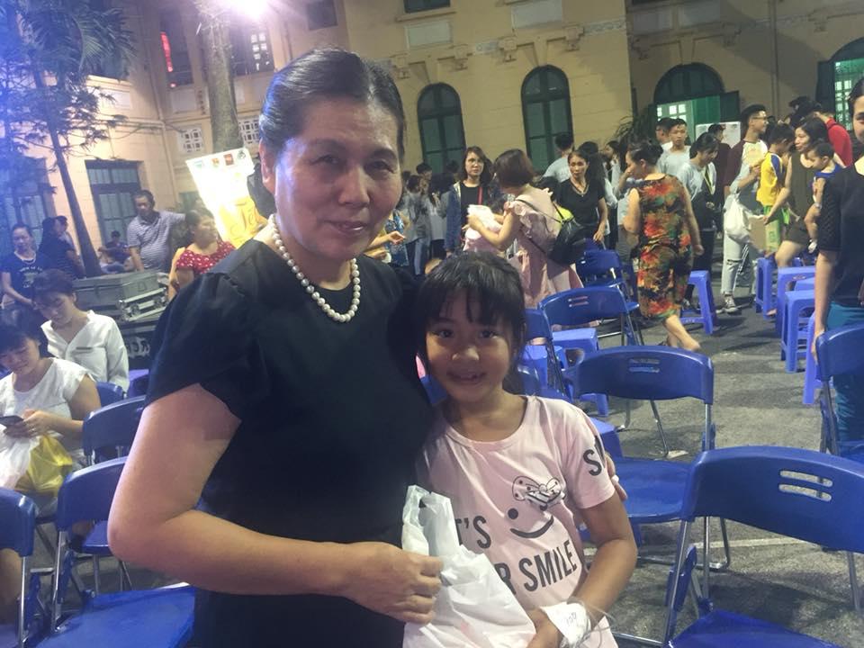Bà Nguyễn Thị Thanh Hòa, Chủ tịch Hội Bảo vệ quyền trẻ em Việt Nam trao quà cho các bệnh nhi