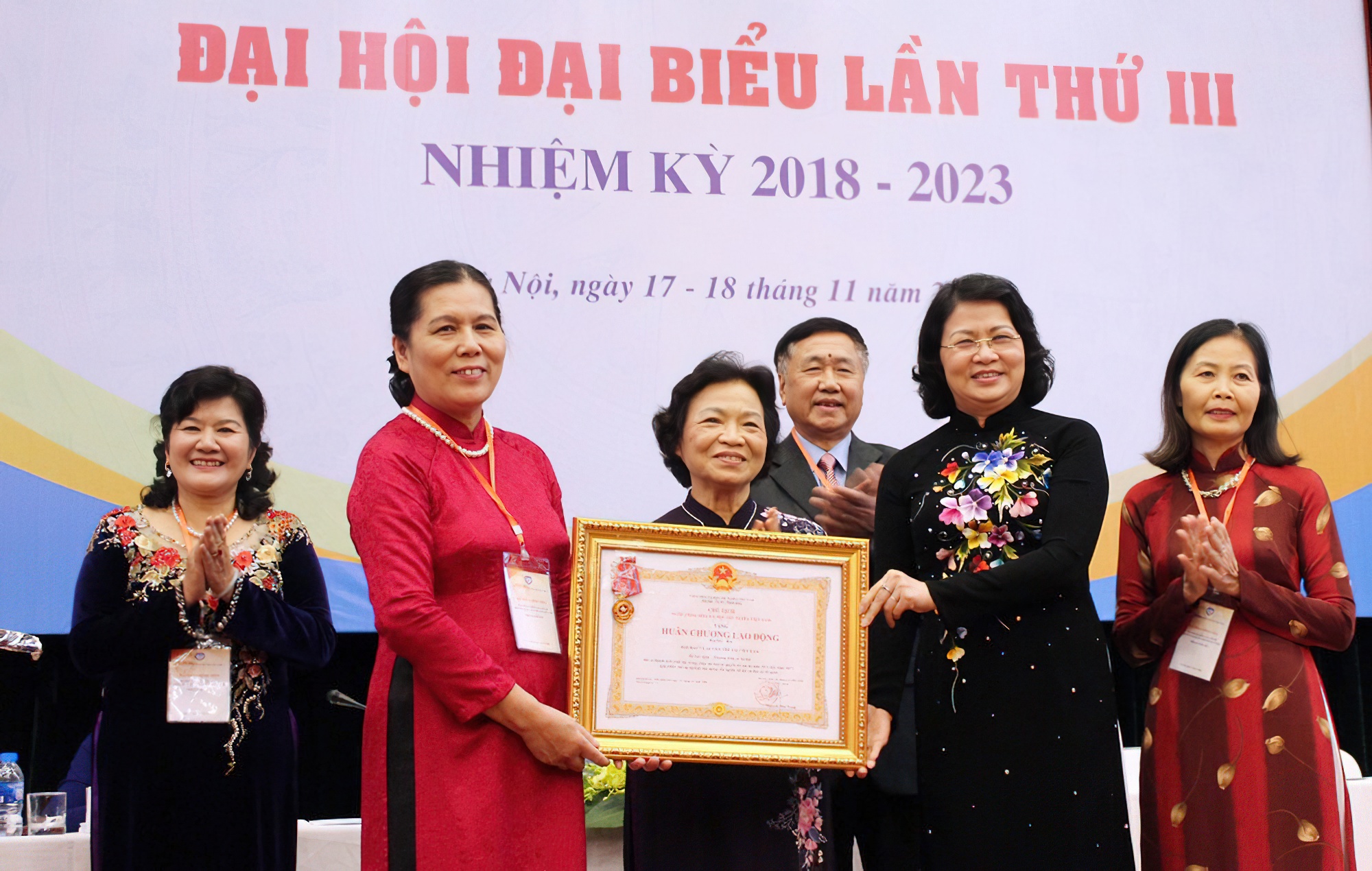 Bà Đặng Thị Ngọc Thịnh - Phó Chủ tịch nước CHXHCN Việt Nam trao Huân chương Lao động hạng Ba cho Hội năm 2018.