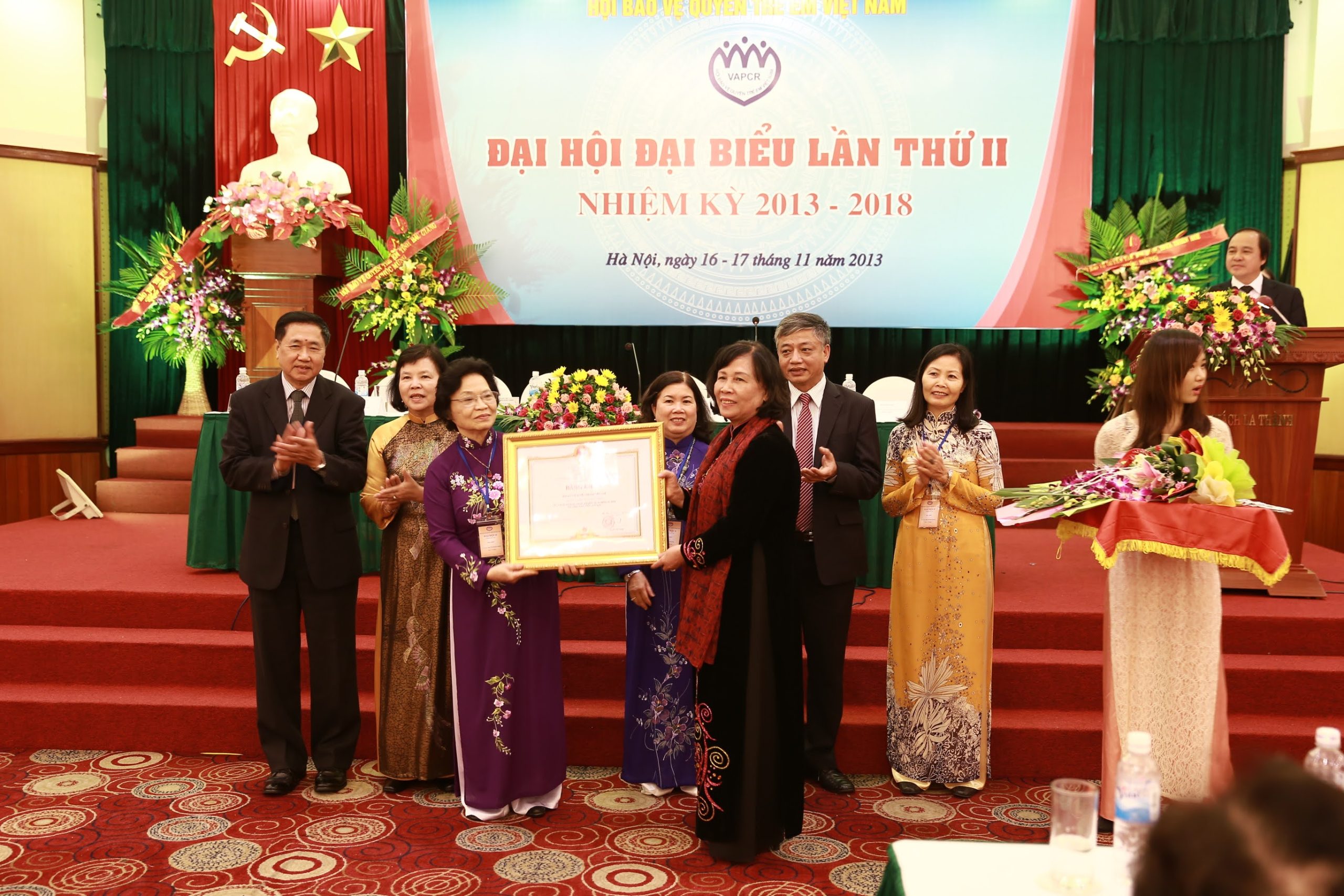 Bà Phạm Thị Hải Chuyền - Ủy viên Trung ương Đảng, Bộ trưởng Bộ Lao động - Thương binh và Xã hội tặng bằng khen của Thủ tướng Chính phủ Nước CHXHCN Việt Nam cho Hội năm 2013.