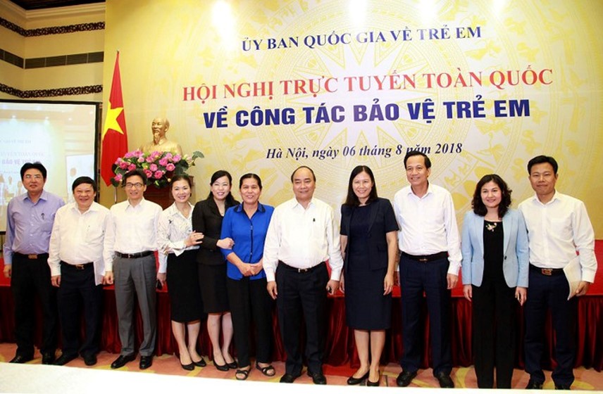 Chủ tịch Nguyễn Thị Thanh Hòa - Thành viên Ủy ban quốc gia về trẻ em chụp ảnh cùng Thủ tướng Chính phủ Nguyễn Xuân Phúc và các đồng chí lãnh đạo Ủy ban quốc gia về trẻ em tại Hội nghị trực tuyến toàn quốc về công tác bảo vệ trẻ em năm 2018.