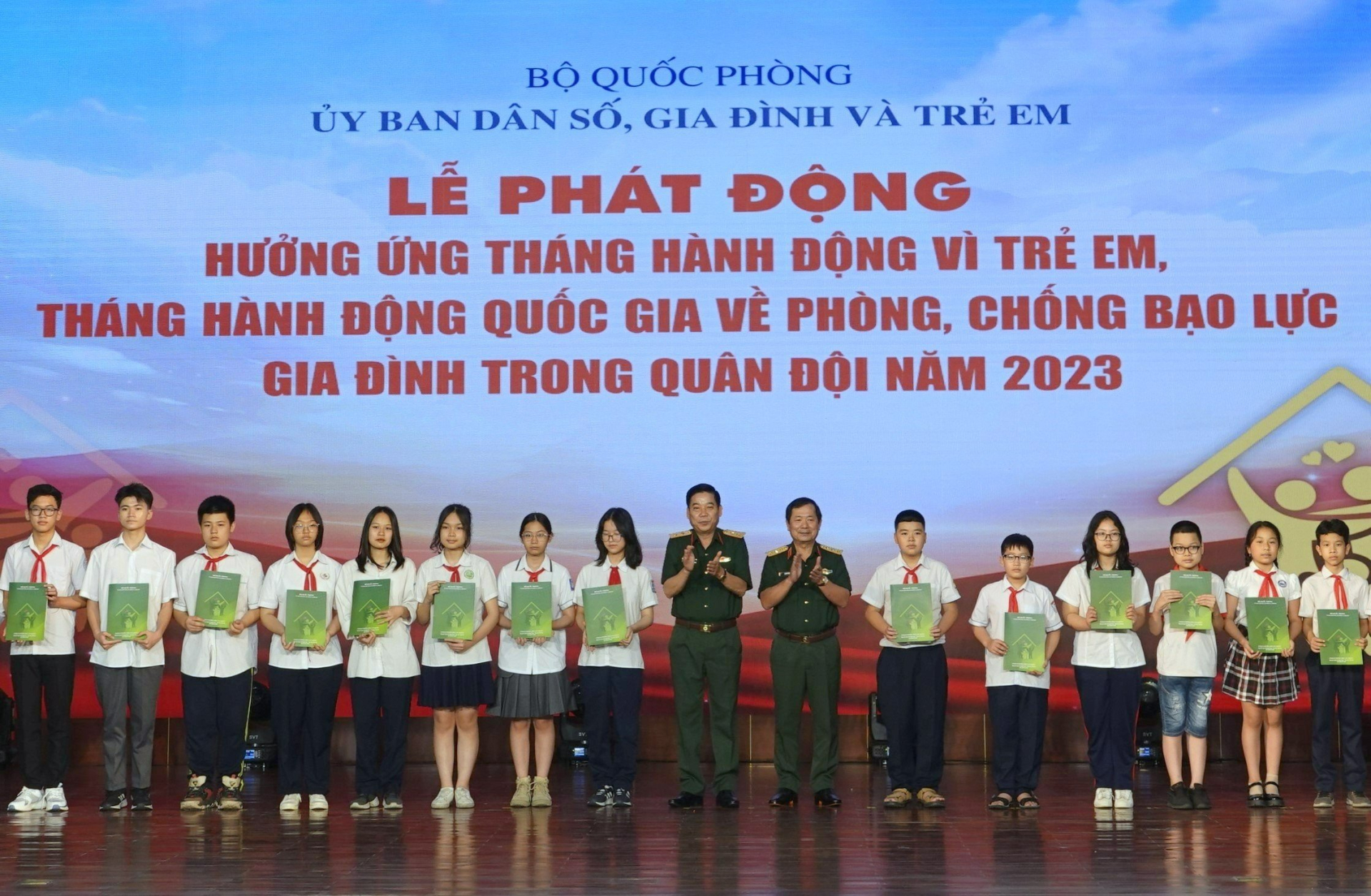Thượng tướng Lê Huy Vịnh (bên phải) và Trung tướng Nguyễn Văn Gấu (bên trái) trao học bổng hỗ trợ các em học sinh là con liệt sĩ, quân nhân vượt khó học giỏi. 