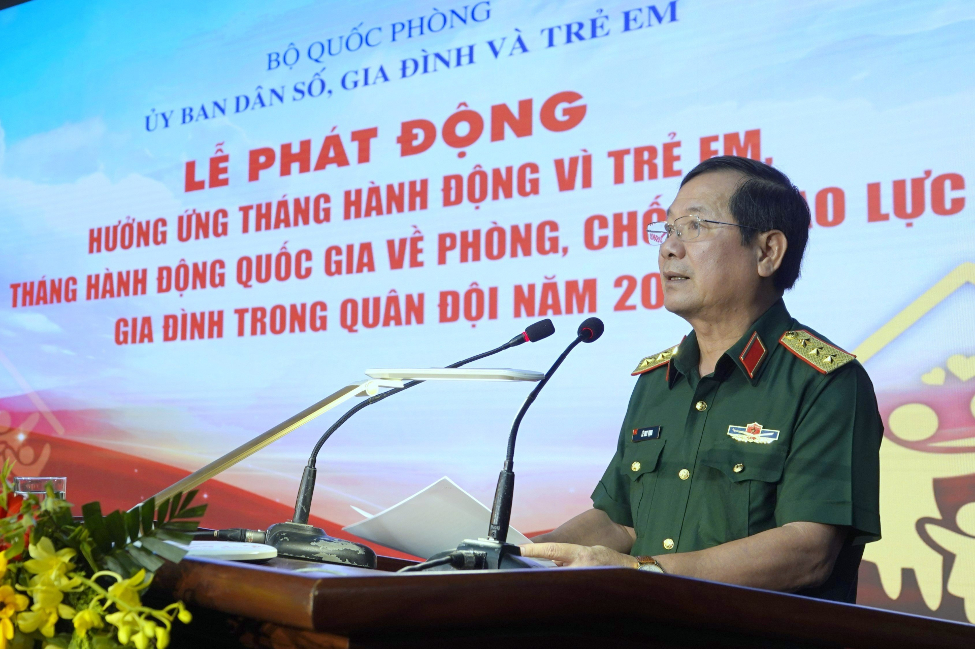 Thượng tướng Lê Huy Vịnh - Ủy viên Trung ương Đảng, Thứ trưởng Bộ Quốc phòng, Chủ tịch Ủy Ban DS,GĐ&TE BQP phát biểu tại buổi lễ.