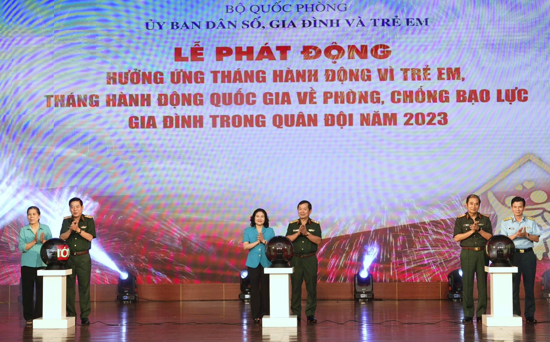 Các đại biểu thực hiện nghi thức phát động Tháng hành động vì trẻ em. Bà Nguyễn Thị Thanh Hòa - nguyên Ủy viên Trung ương Đảng - Chủ tịch Hội Bảo vệ quyền trẻ em Việt Nam (ngoài cùng bên trái) tham dự buổi lễ.
