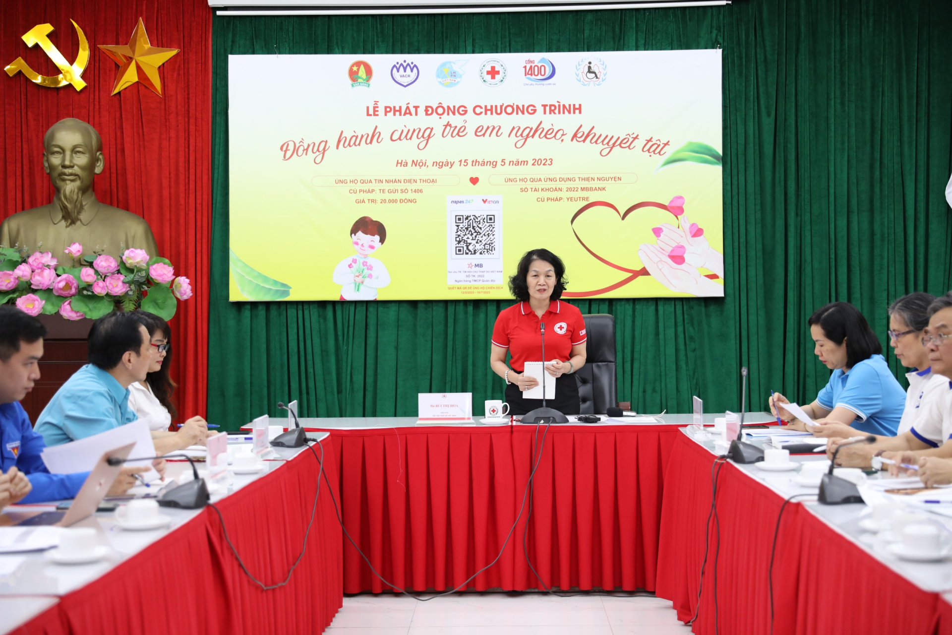 Bà Bùi Thị Hoà, Chủ tịch Hội Chữ thập đỏ Việt Nam phát động chương trình "Đồng hành cùng trẻ em nghèo, khuyết tật".