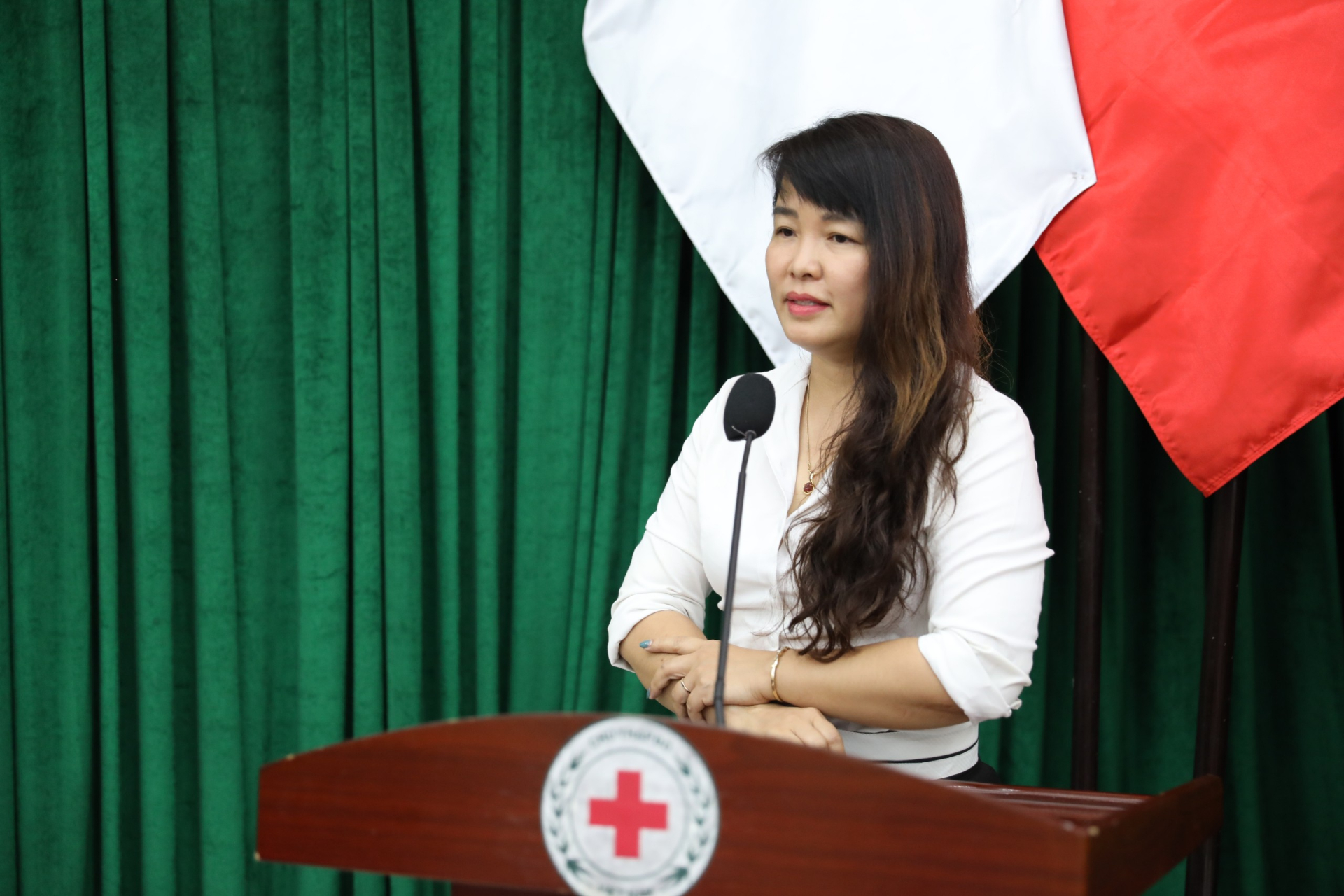 Bà Đỗ Thị Hoà, Phó Giám đốc Trung tâm truyền thông, phụ trách Cổng thông tin nhân đạo quốc gia 1400 phát biểu tại buổi lễ.