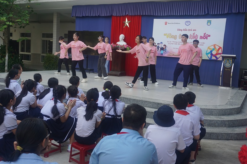 Tiết mục văn nghệ do nhóm trẻ em trường chuyên biệt Tương Lai biểu diễn