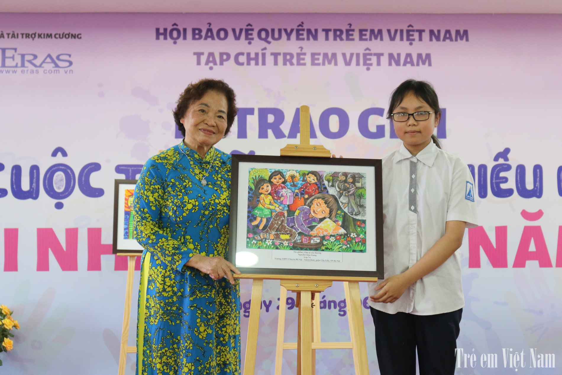 Tiến sĩ Trần Thị Thanh Thanh chụp ảnh kỷ niệm cùng tác giả Nguyễn Châu Giang, tác giả của tác phẩm "Chia sẻ yêu thương".