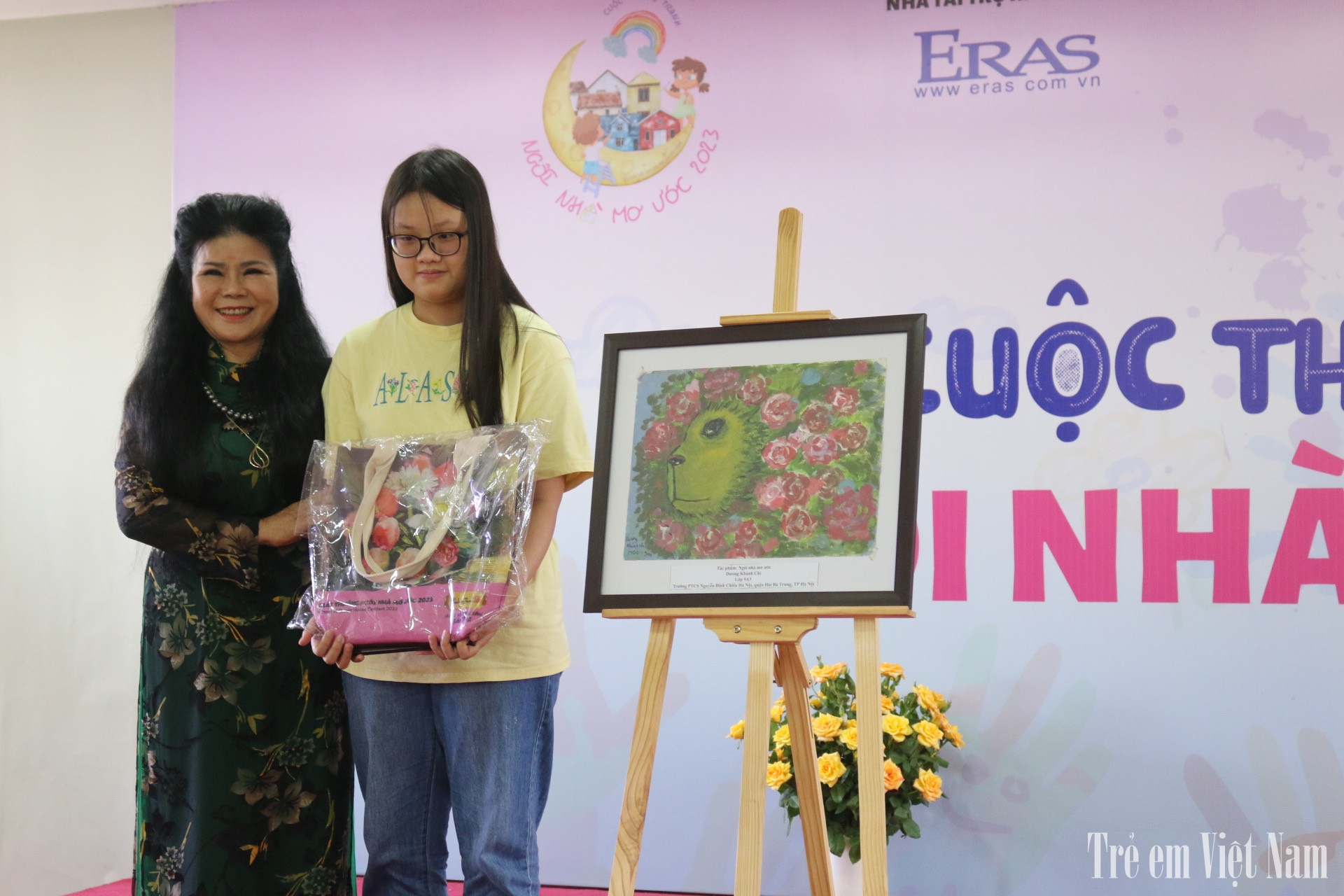 Họa sĩ Văn Dương Thành trao tặng giải Tiêu biểu dành cho học sinh khuyết tật cho em Dương Khánh Chi.