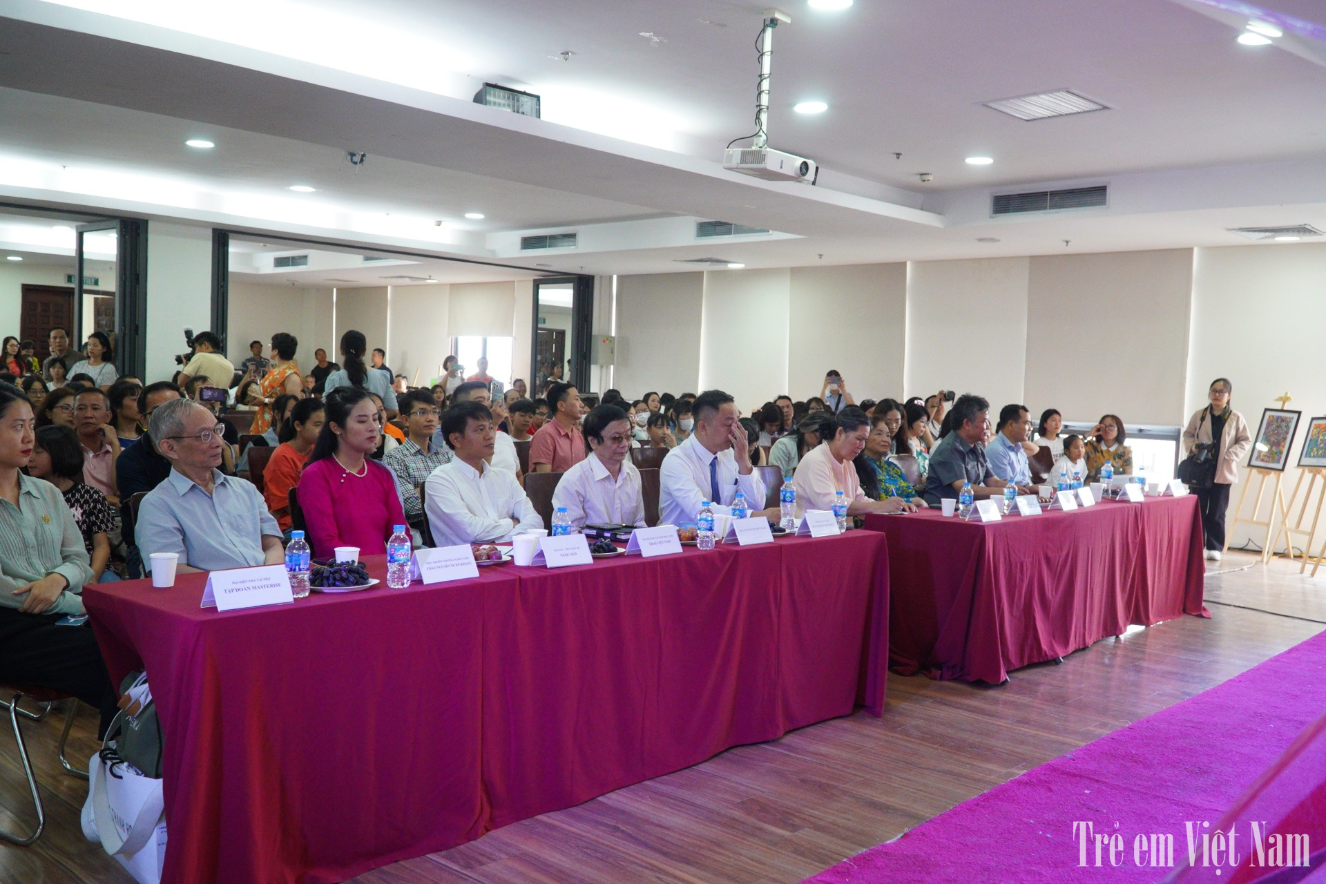 Các đại biểu, khách mời, các nhà tài trợ cùng đông đảo phụ huynh và học sinh tham dự Lễ trao giải.