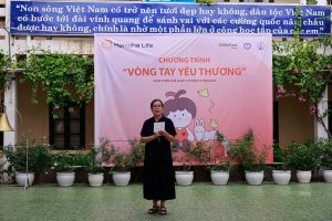 Bà Nguyễn Thị Thanh Hòa – Chủ tịch Hội Bảo vệ quyền trẻ em Việt Nam phát biểu khai mạc tại chương trình “Vòng tay yêu thương”