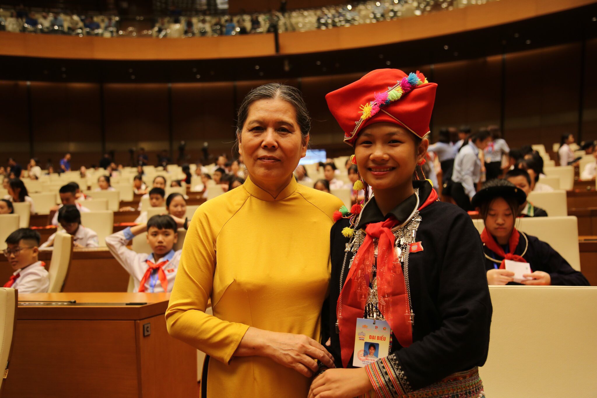 Chủ tịch Hội Bảo vệ quyền trẻ em Việt Nam Nguyễn Thị Thanh Hòa thành viên Ban Cố vấn chương trình chụp ảnh lưu niệm với đại biểu trẻ em