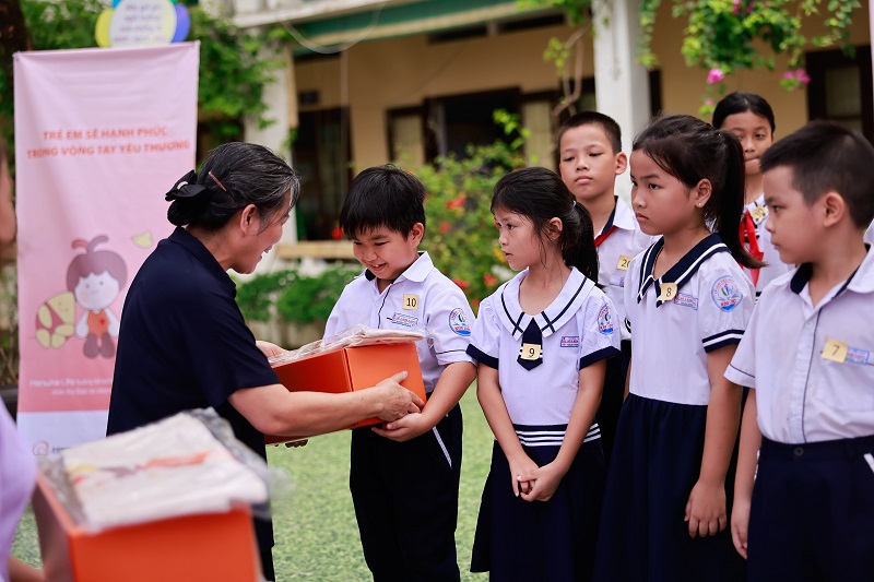Trao quà và học bổng cho 90 học sinh có hoàn cảnh khó khăn trên địa bàn thành phố Huế tại chương trình.