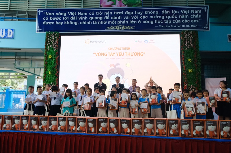 Trao quà và học bổng cho 90 học sinh có hoàn cảnh khó khăn trên địa bàn Quận 3, TP. Hồ Chí Minh tại chương trình.