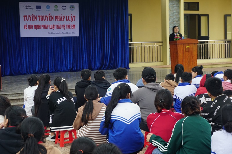 Luật sư Phạm Thị Bích Hảo tuyên truyền về một số quy định pháp luật bảo vệ trẻ em tại trường THCS Hùng Sơn (thị trấn Lương Sơn, huyện Lương Sơn, tỉnh Hòa Bình).