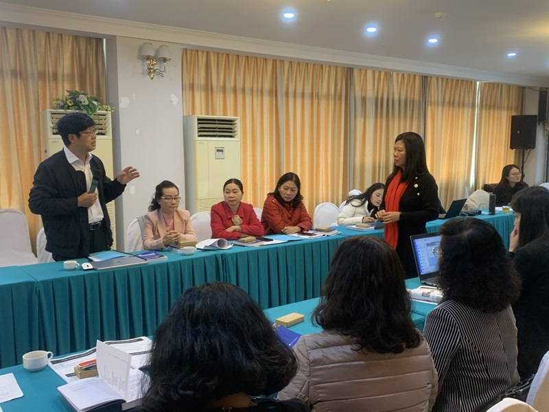 Bà Lê Thị Khánh Vân - Giảng viên quốc gia giới thiệu Chương trình “Kỷ luật tích cực trong thực hành làm cha mẹ hằng ngày” (PDEP) tương tác với học viên tại lớp tập huấn