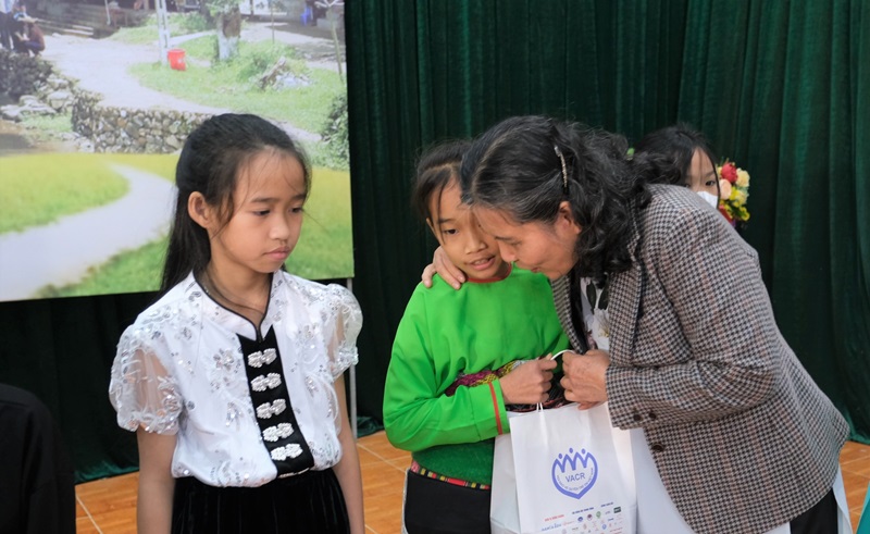 Chủ tịch Hội Bảo vệ quyền trẻ em Việt Nam tặng quà Tết cho trẻ em
