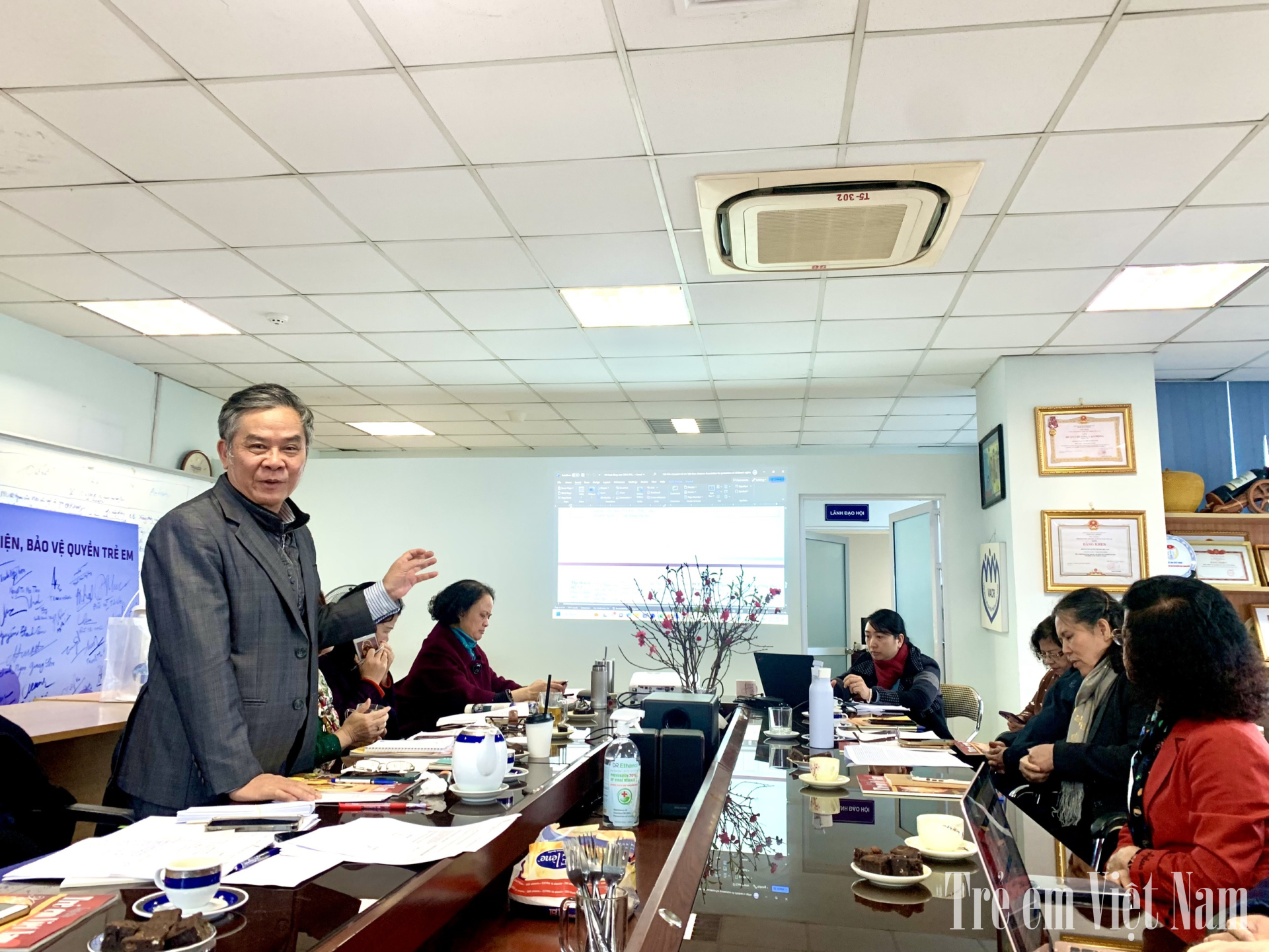 Ông Lương Thế Khanh - Phó Chủ tịch Hội BVQTEVN đánh giá cao sự tham gia tích cực, hoàn thành tốt nhiệm vụ của các chuyên gia, cán bộ, hội viên trong năm 2023.