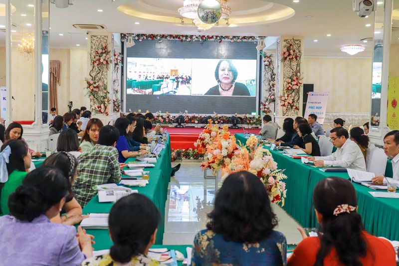 Bà Chử Thị Thanh Hương - Hội cha mẹ trẻ khiếm thính và người khiếm thính Việt Nam chia sẻ trực tuyến trong Diễn đàn