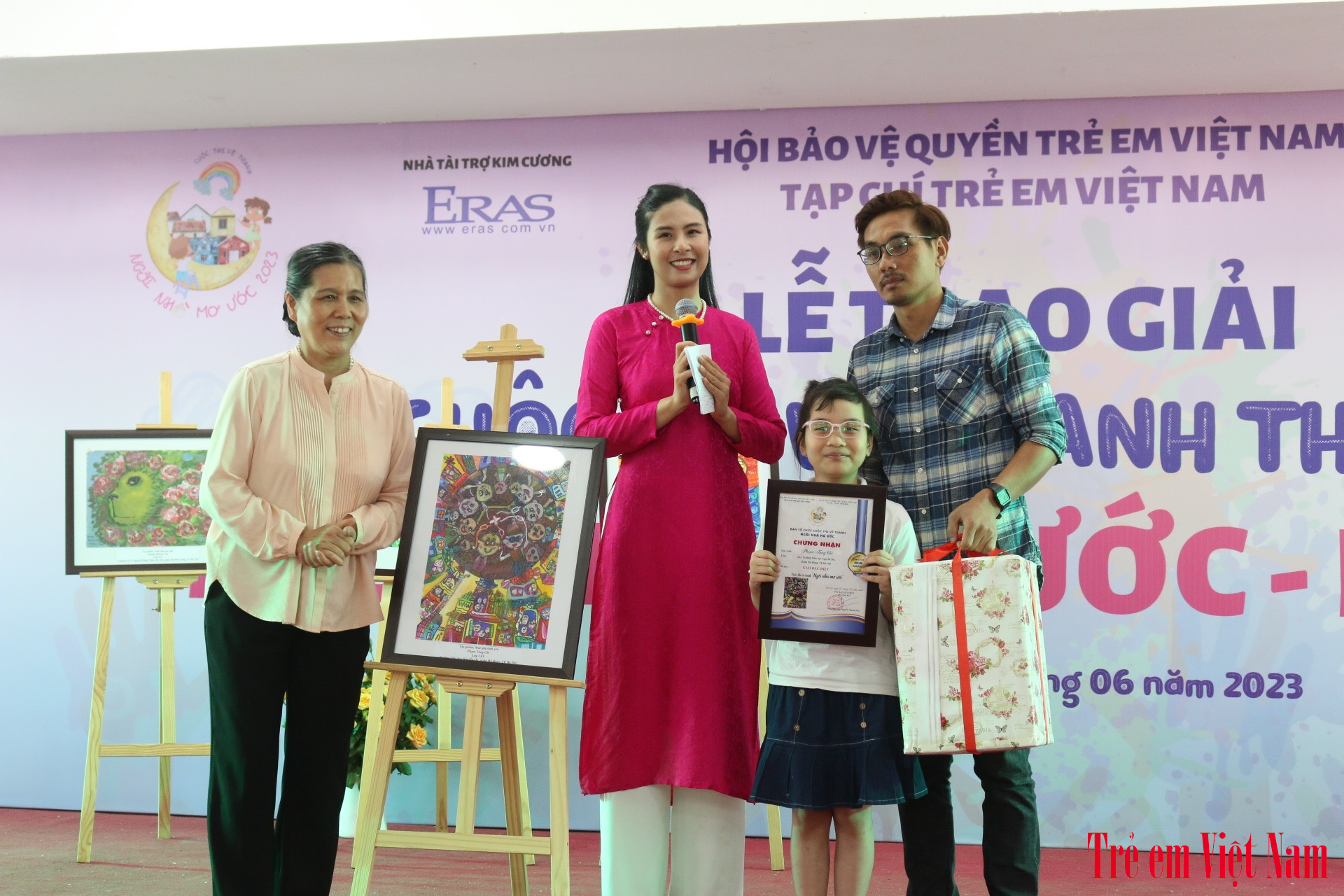 Hình ảnh trao giải Đặc biệt tại cuộc thi vẽ tranh thiếu nhi “Ngôi nhà mơ ước” năm 2023 do do Tạp chí Trẻ em Việt Nam tổ chức.