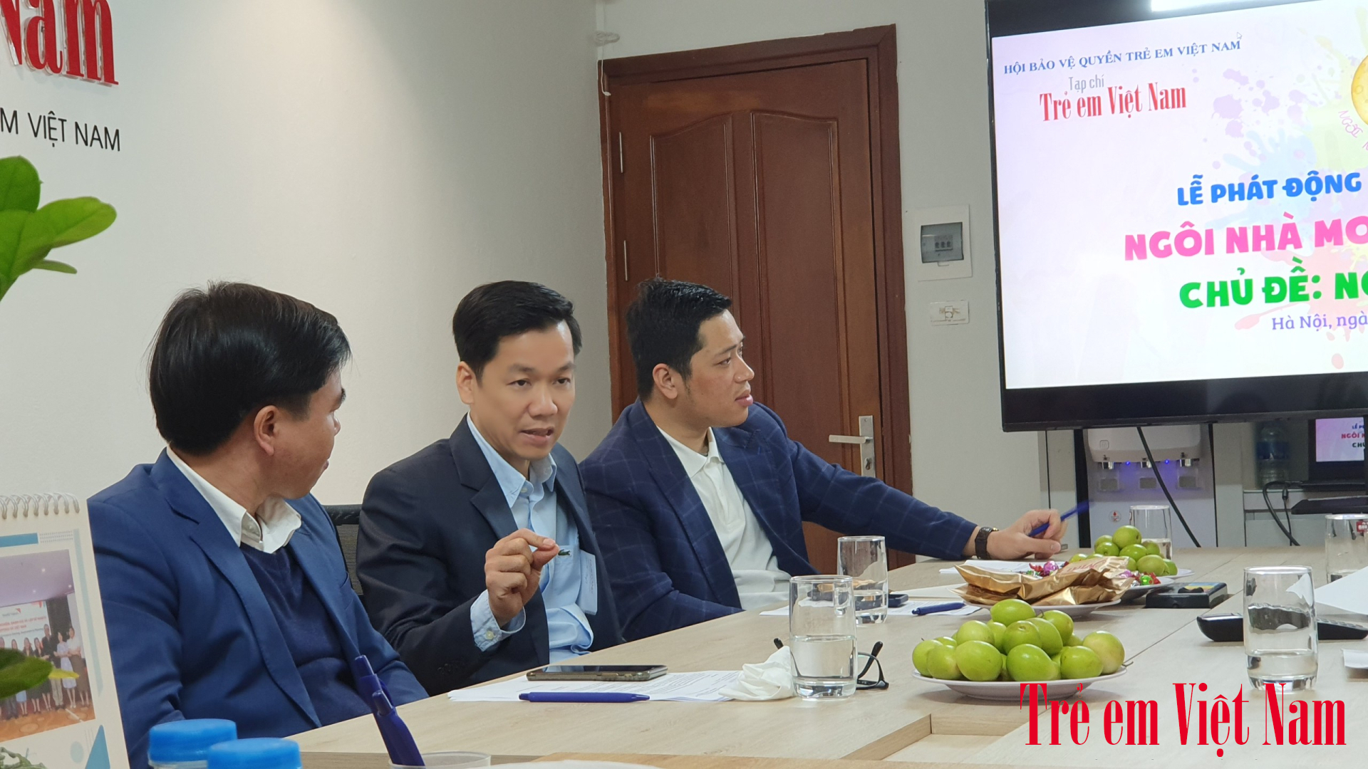 Ông Nguyễn Mạnh Hà - Chủ tịch Hội đồng quản trị Landora Group (giữa) đánh giá cao về tính nhân văn và ý nghĩa của Cuộc thi vẽ tranh “Ngôi nhà mơ ước” năm 2024 với chủ đề "Ngôi nhà xanh" (Ảnh: Duy Cường).